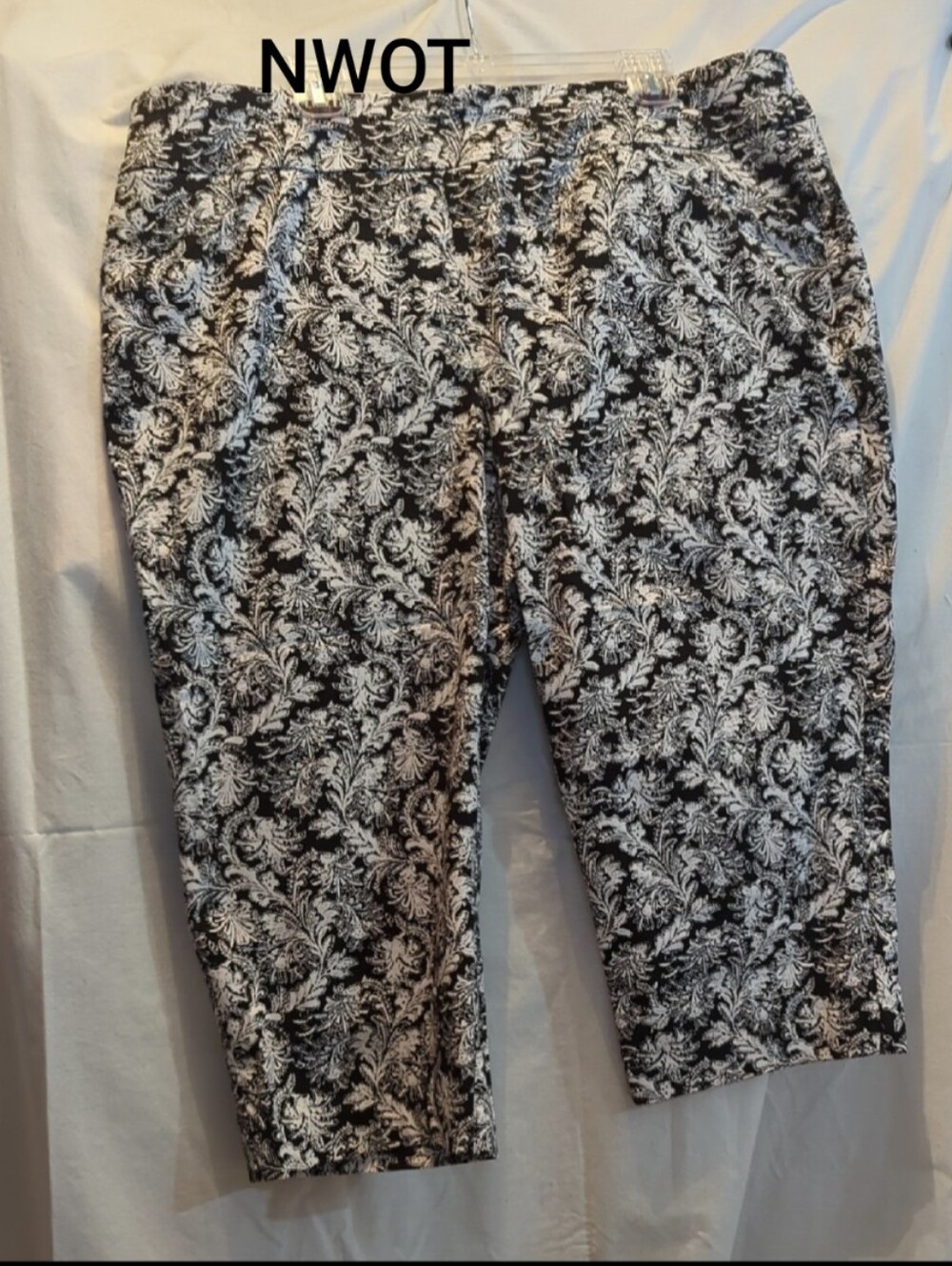 Black & White Floral Print Capris Kim Rogers Curvy Wide Waistband NWOT Stretchy